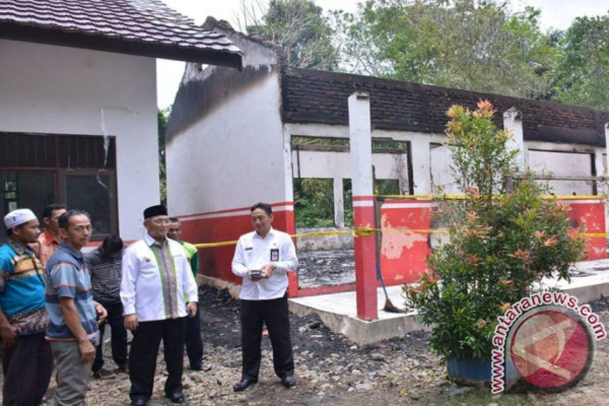 Bupati HSS Himbau Sekolah Matikan Listrik Saat Pulang