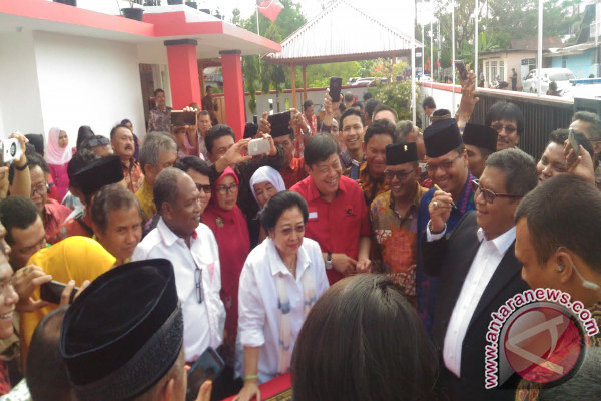 Megawati Resmikan Kantor PDI Perjuangan Sumbar