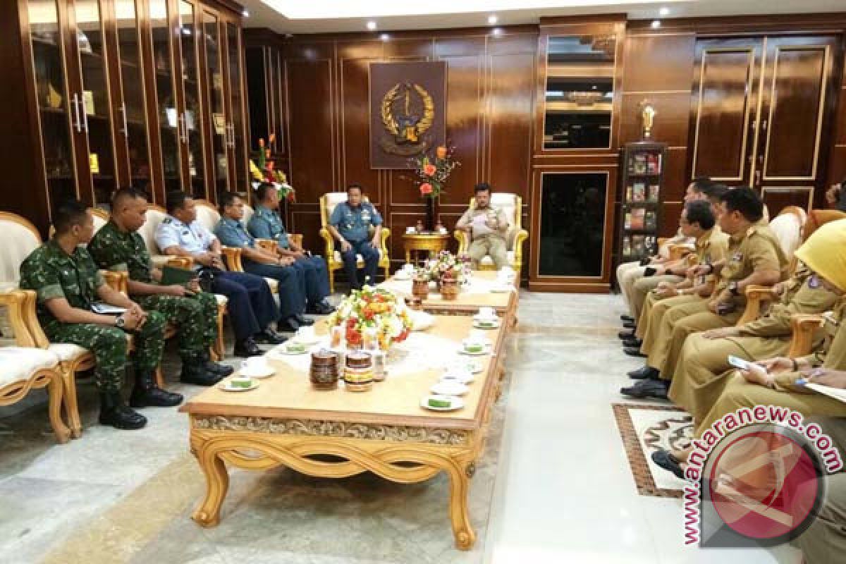 Gubernur Minta HUT TNI Tampilkan Kekuatan Militer 