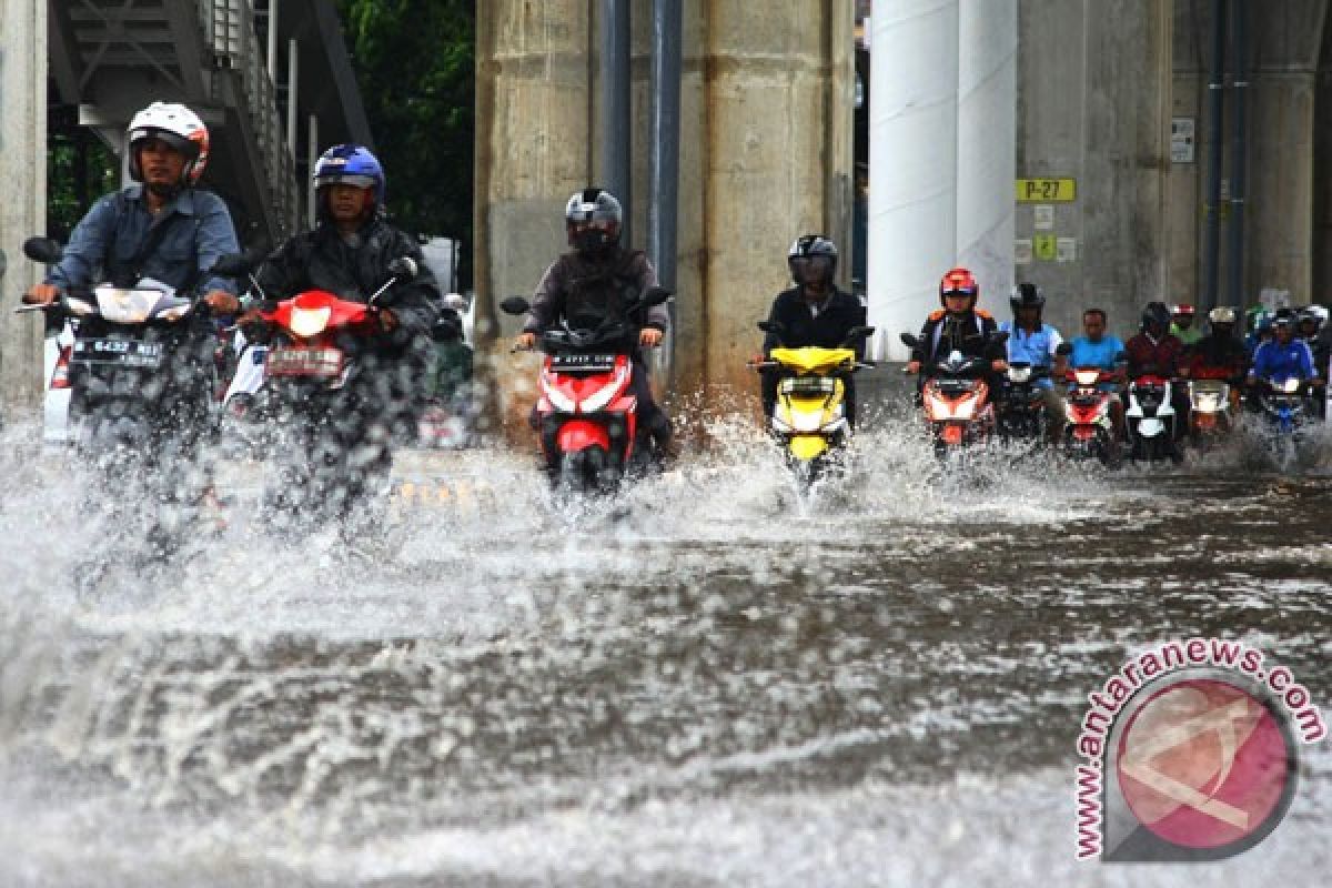 Sejumlah jalan di Jakarta tergenang akibat hujan deras