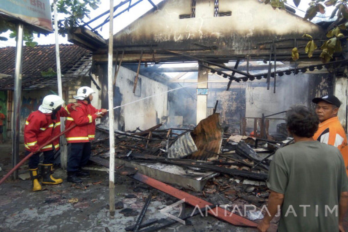 Damkar Bojonegoro Bantu Padamkan Kebakaran Kantor BRI Soko