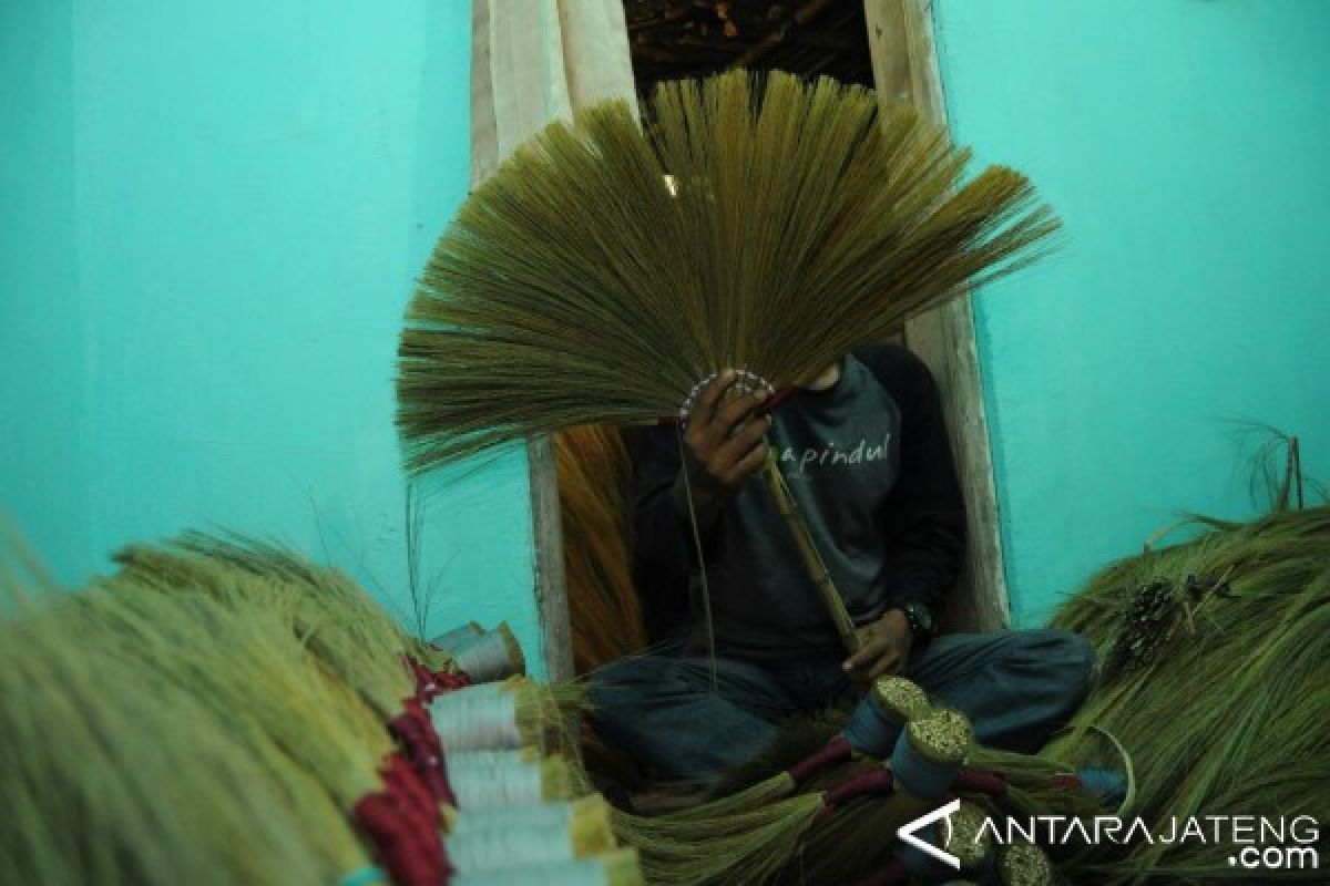 Sapu Gelagah Pekalongan Tembus Pasar Luar Jawa