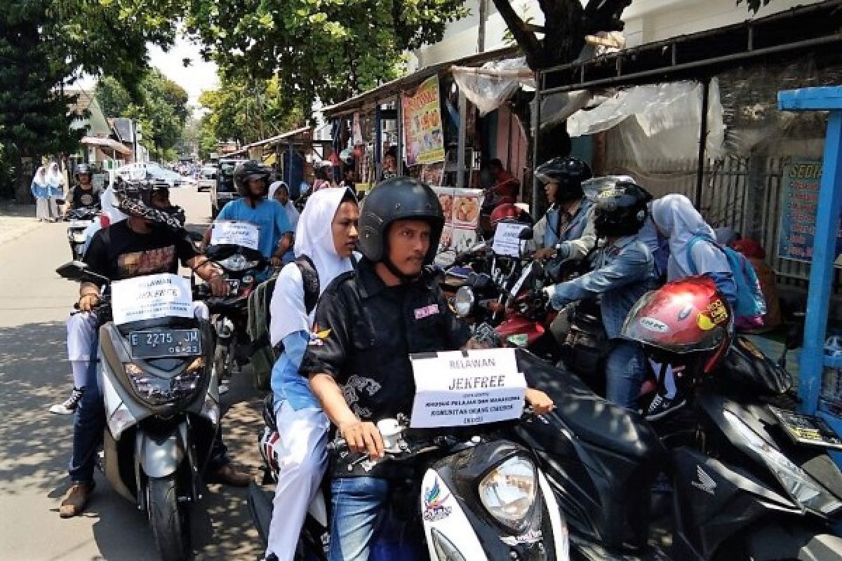 Angkot Cirebon mogok, relawan antar pulang pelajar gratis