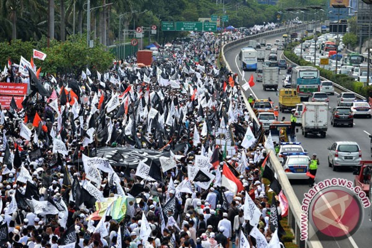 Orator aksi 299 ajak massa shalat ashar berjamaah