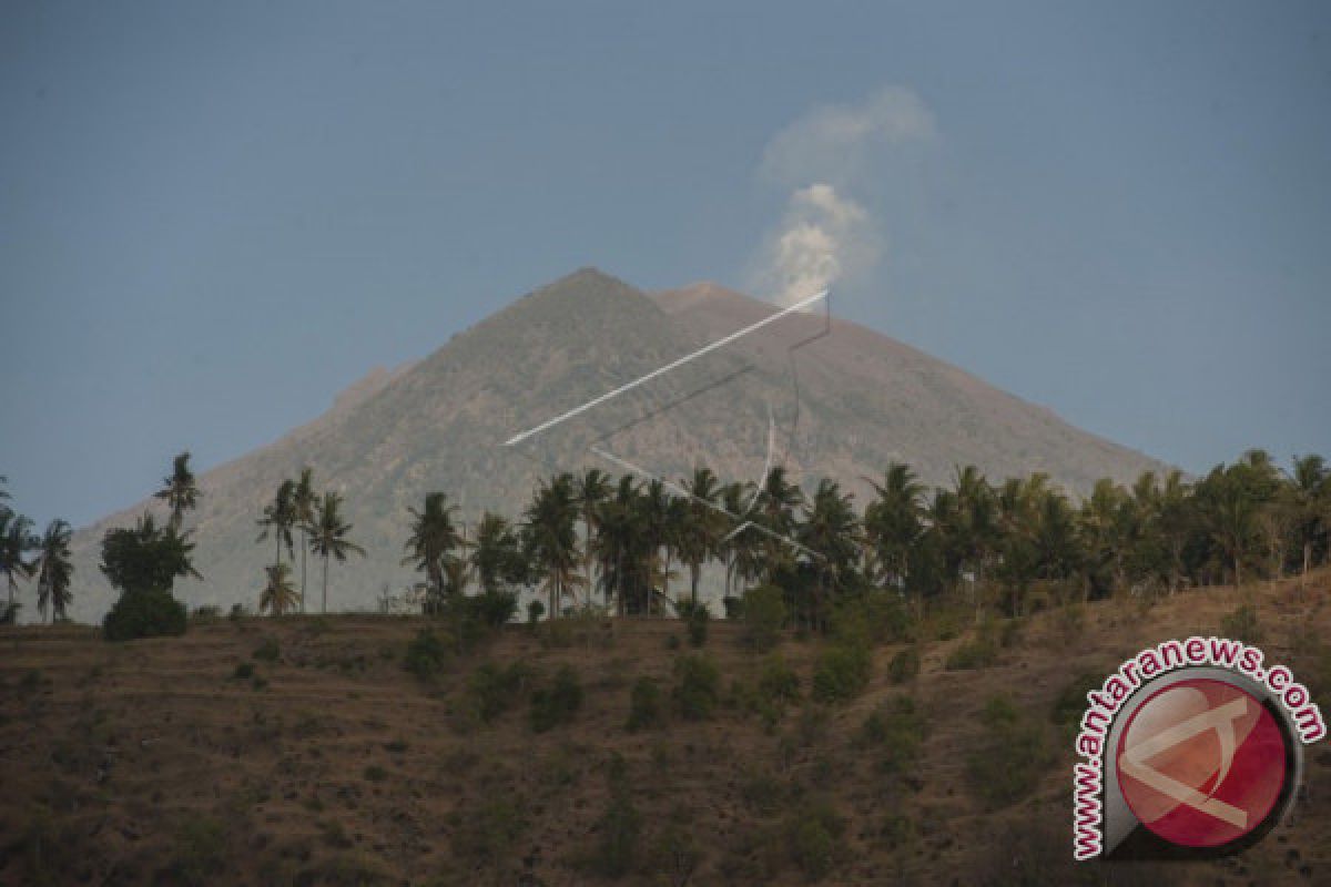 PVMBG: Asap Abu-Abu Gunung Agung Akibat Pantulan Cahaya