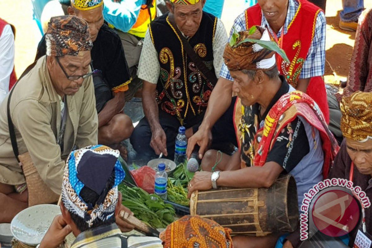 WHW AR - DAD Kendawangan Gelar Upacara Bapalas Benua Bekasik