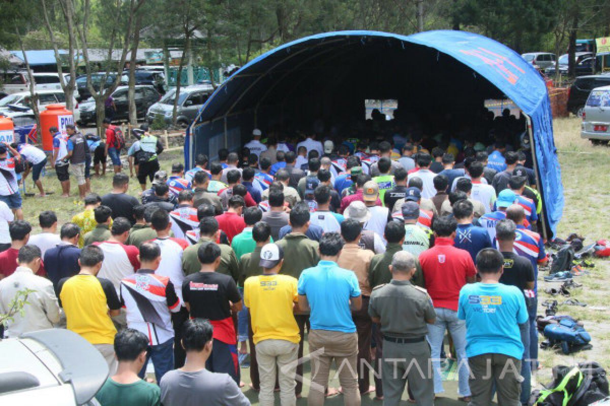 Pebalap ITdBI Shalat Jumat di Kaki Gunung Ijen