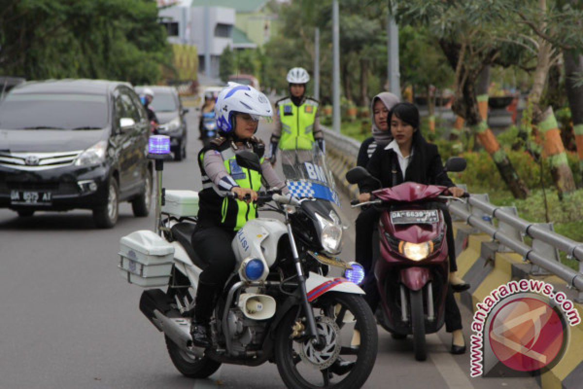 Polwan Tangguh Di Jalan Raya