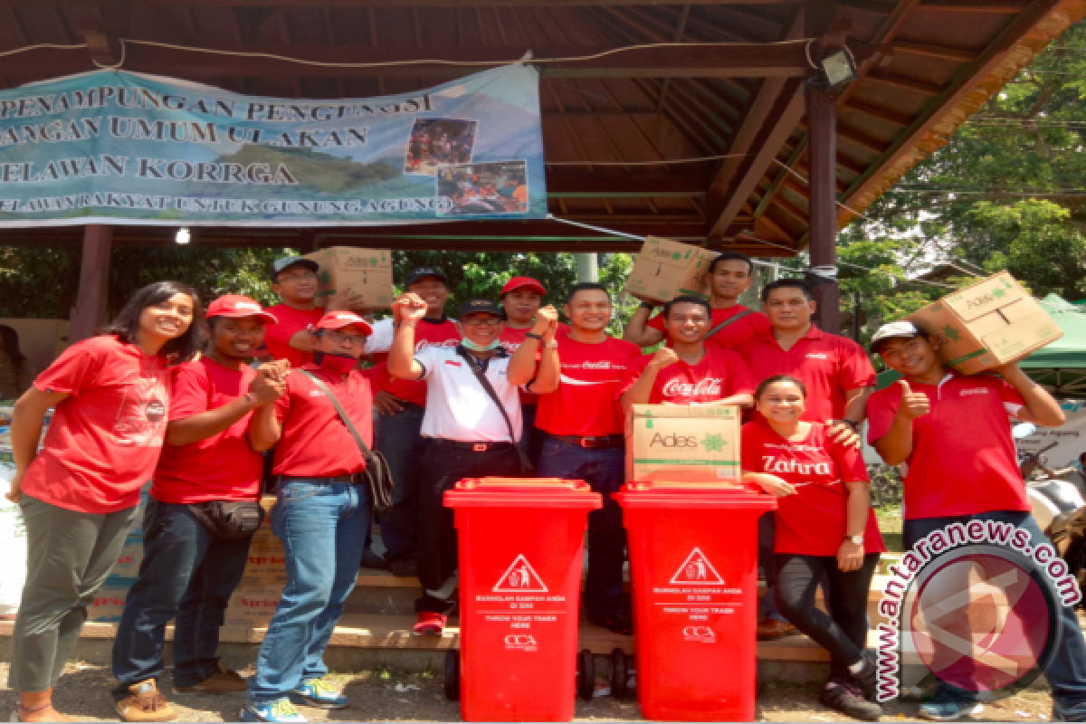 Coca-Cola Amatil Indonesia Donasikan Bantuan Air Minum Kemasan untuk Pengungsi Gunung Agung