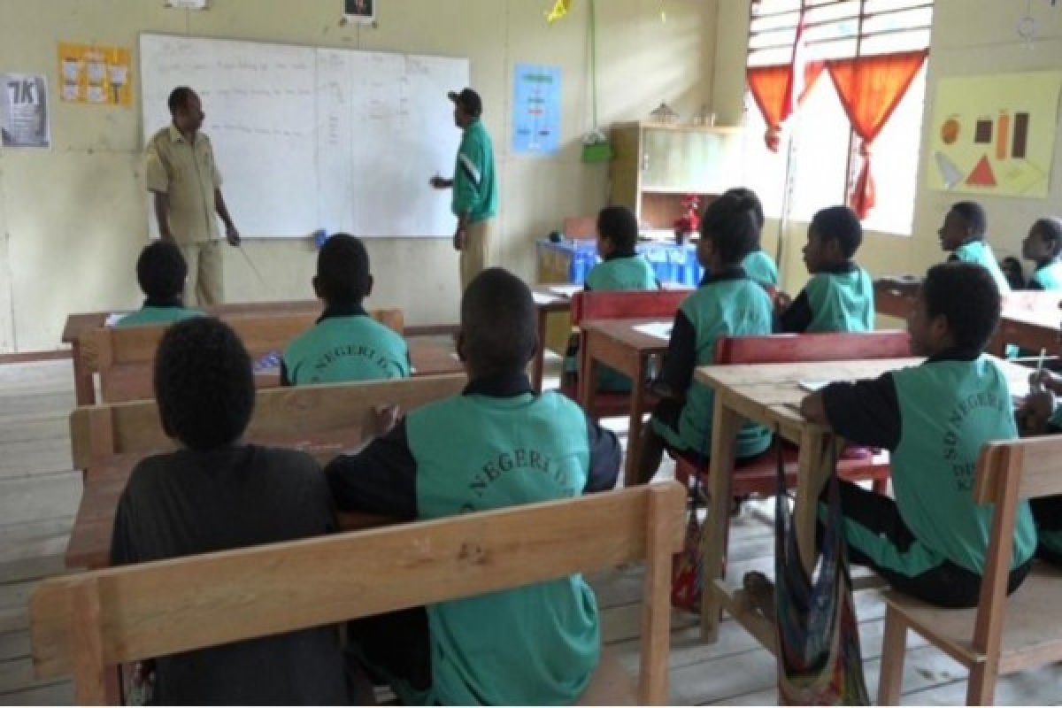 Tujuh guru Kampung Dal bangun tiga ruang kelas secara swadaya 