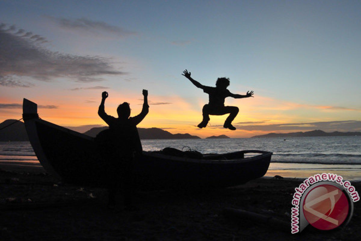 Menikmati Sunset di Pantai