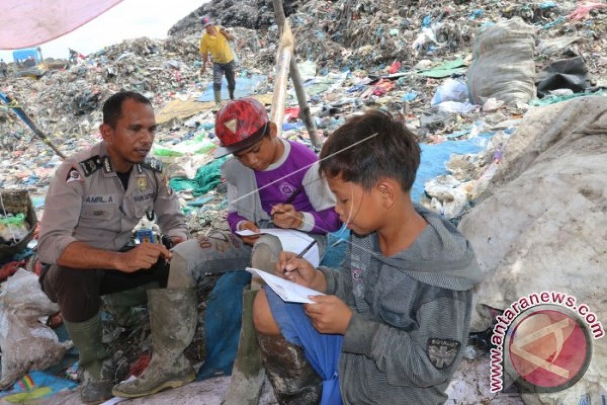 POLISI PEDULI PENDIDIKAN PEMULUNG