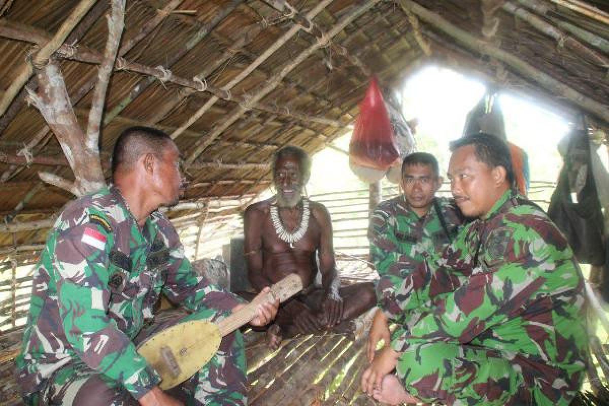 Danki Satgas TMMD Kodim 1707/Merauke berkunjung ke rumah adat Wonggi