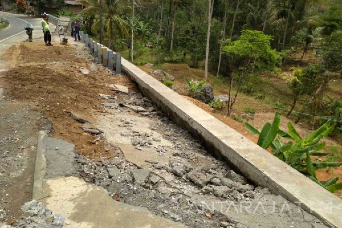 Hujan Deras, Jalan Sirip Nasional Trenggalel Ambles