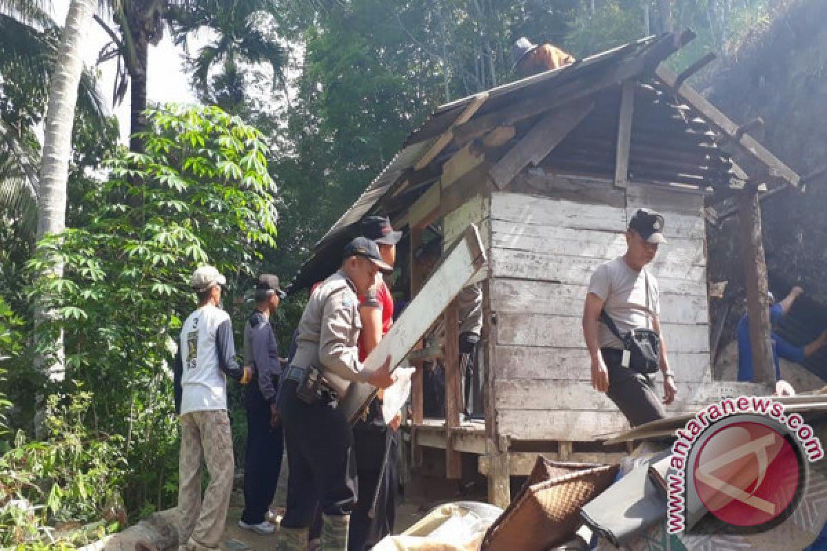 Seorang Polisi Bangun Rumah Warga dengan Tabungannya