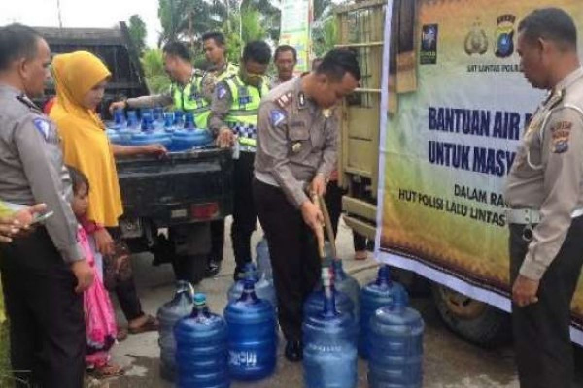 6.200 Liter Air Bersih Disalurkan Polisi Siak Untuk Desa Terpencil