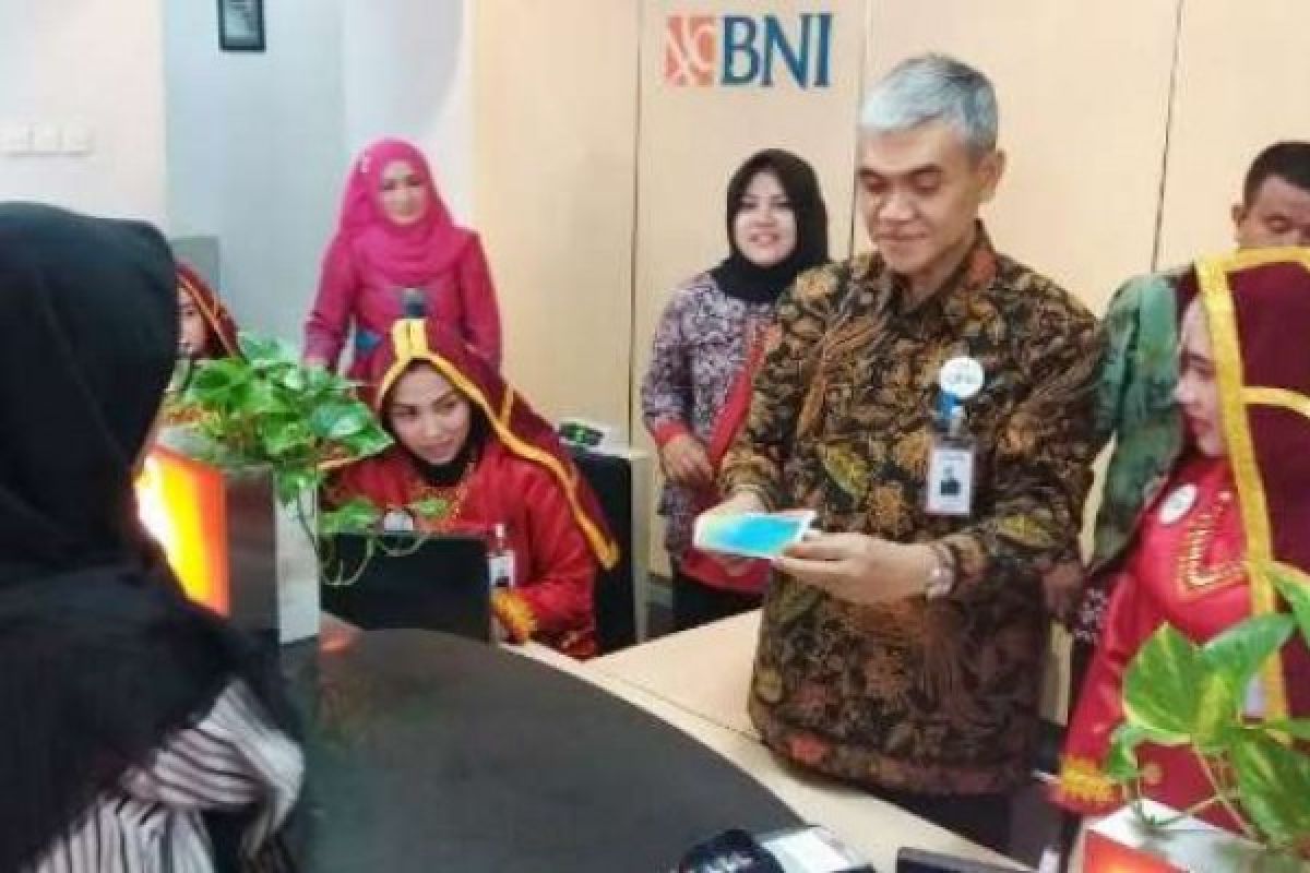 CEO BNI Riau, Sumbar Kepri Turun Tangan Layani Transaksi Nasabah