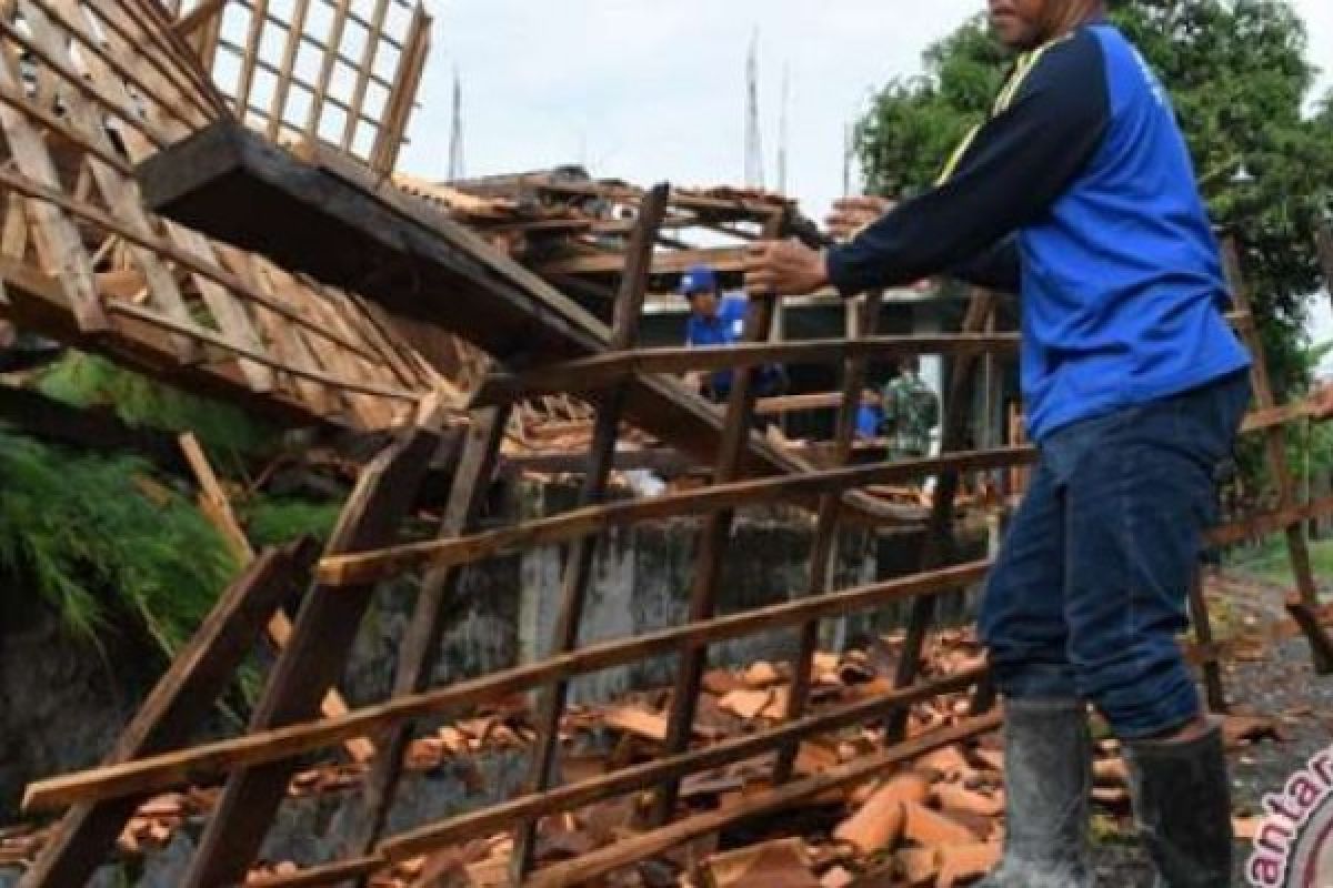 Dihantam Puting Beliung, Tiga Rumah Di Bengkalis Rusak Parah