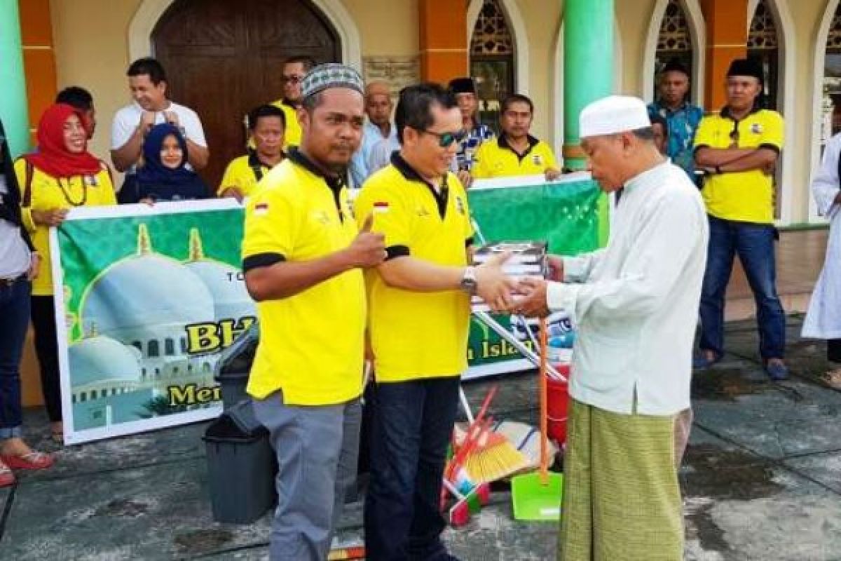 Klub Toyota ID42Ner  Gelar Aksi  Bersih-bersih Masjid di Rengat  