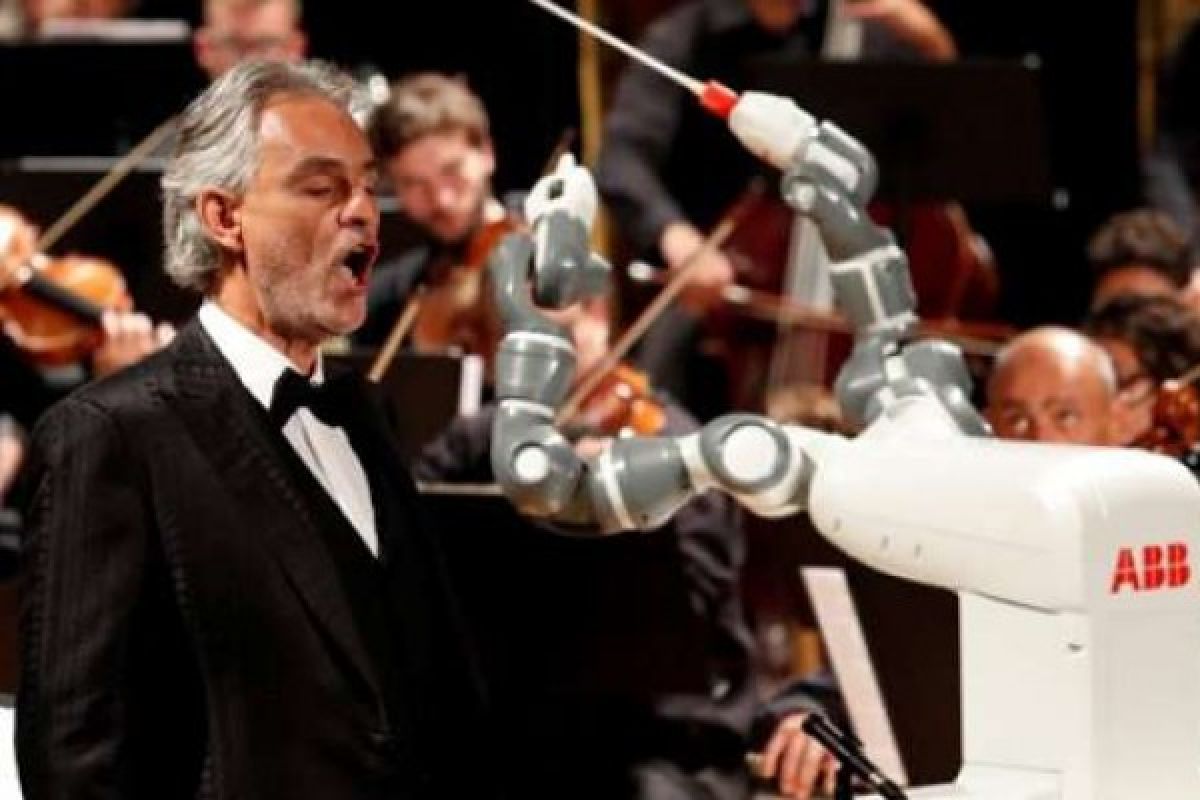 Perdana, Robot Memimpin Orkestra Di Tuscan Tampil Bersama Andrea Bocelli