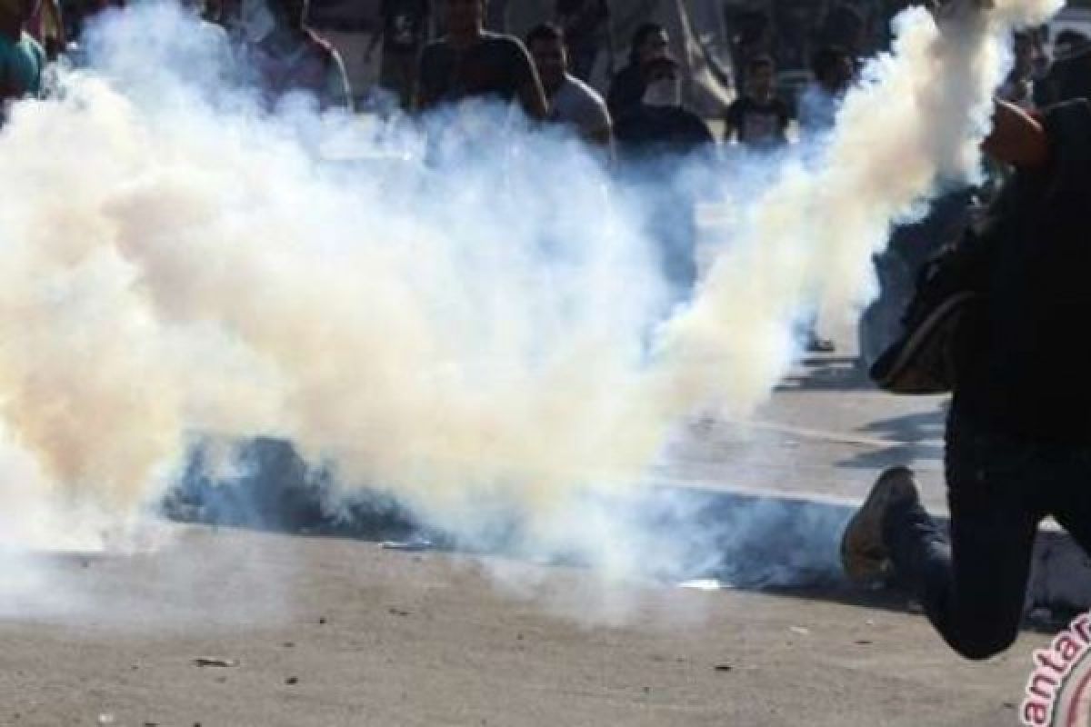 Polisi Menembakkan Gas Air Mata Ke Kerumunan Massa Kepung YLBHI/LBH