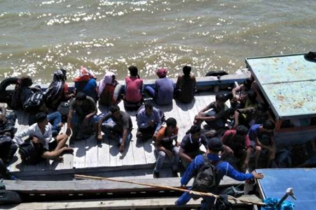 Terlantar di Pulau Rupat, 42 WNA Bangladesh Diserahkan ke Imigrasi Dumai