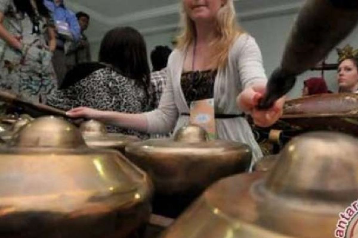 Warga Inggris Antusias Pelajari Gamelan