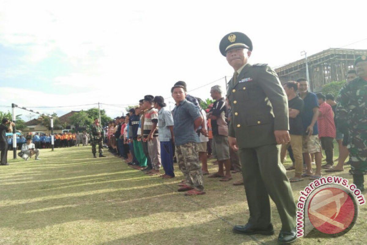 Pengungsi Gunung Agung Mengikuti Upacara Kesaktian Pancasila