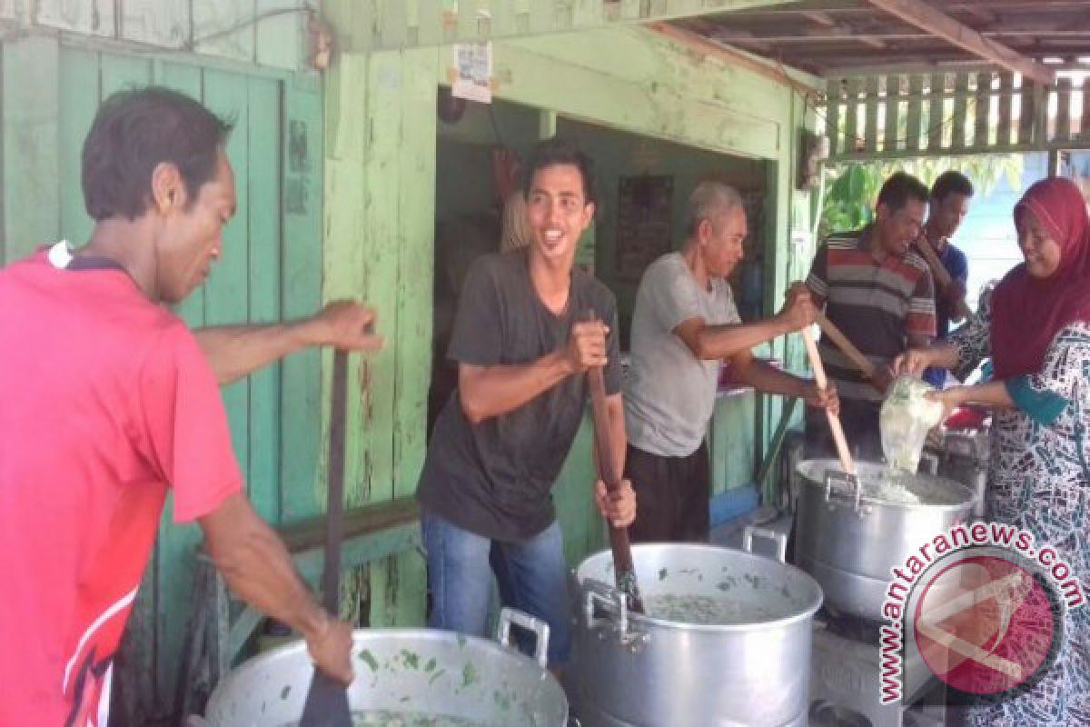 Masyarakat Sampit Lestarikan Tradisi Memasak Bubur Asyura