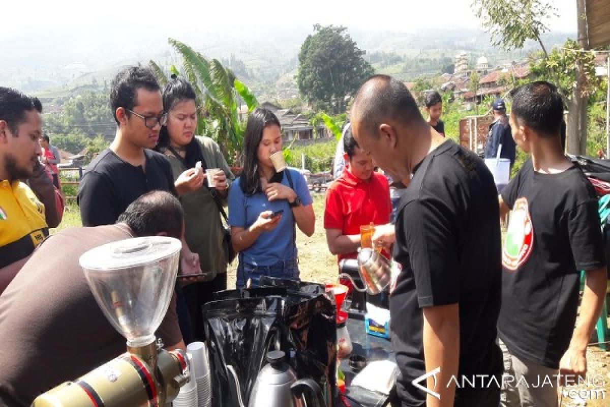 Ada suguhan kopi dan tembakau lintingan di desa wisata Temanggung