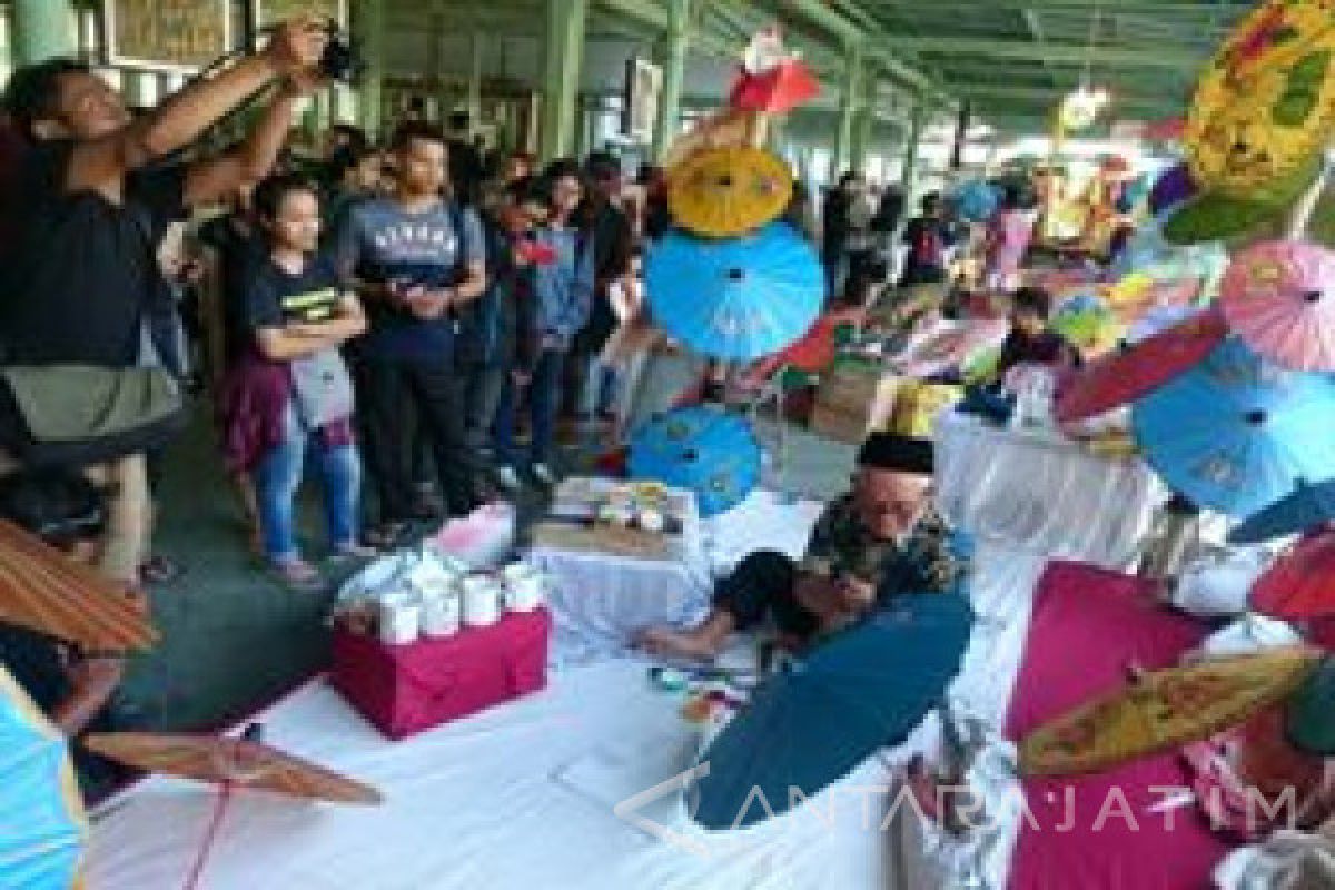 Mbah Rasimun, Maestro Pelestari Payung Kertas dari Malang