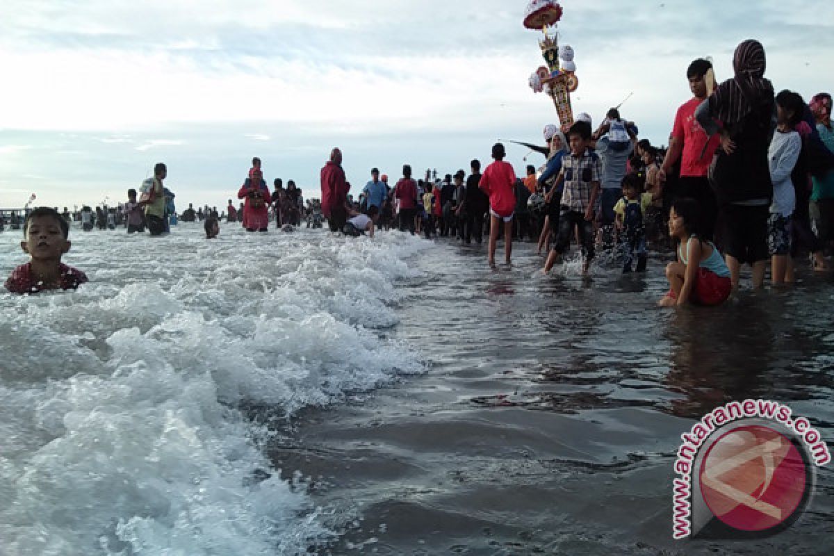 Ribuan Orang Sesaki Pantai Pariaman Nikmati Pesta "Tabuik"