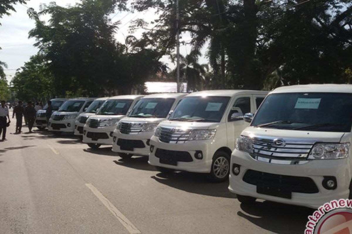 Bupati Serahkan 10 Mobil Ambulance Desa