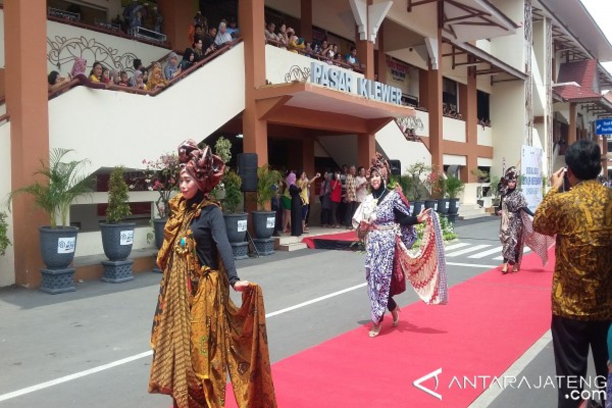 Pedagang Pasar Klewer Meriahkan Peragaan Busana Batik