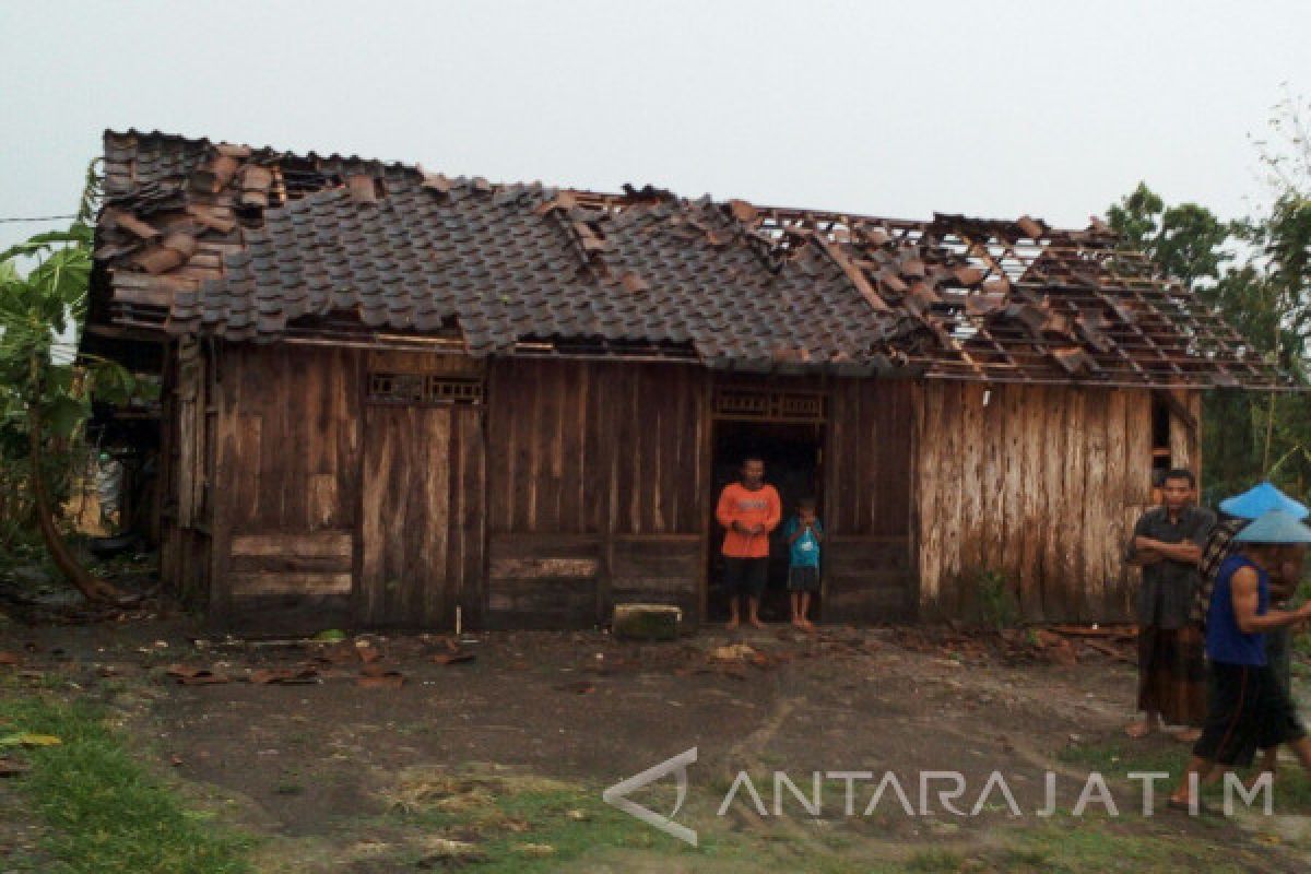 Dua Rumah di Bojonegoro Roboh Diterjang Angin