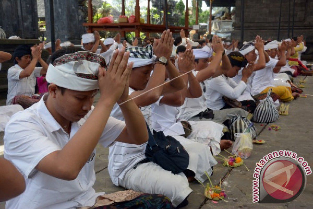 Pura Besakih Tetap Melaksanakan Ritual Persembahyangan