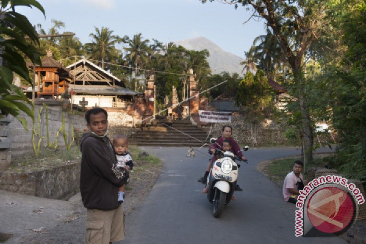 Warga KRB Gunung Agung Beraktivitas Seperti Biasa