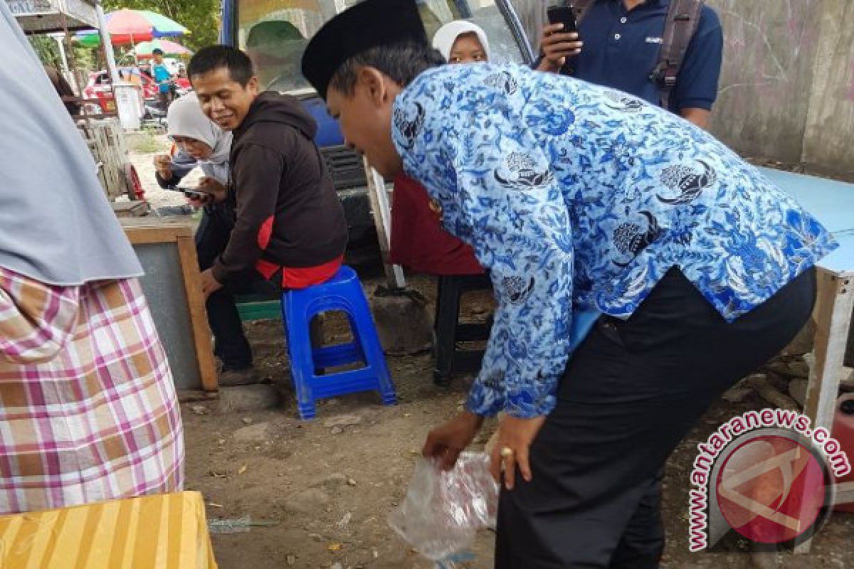 Wali Kota Pungut Sampah Pedagang Kuliner