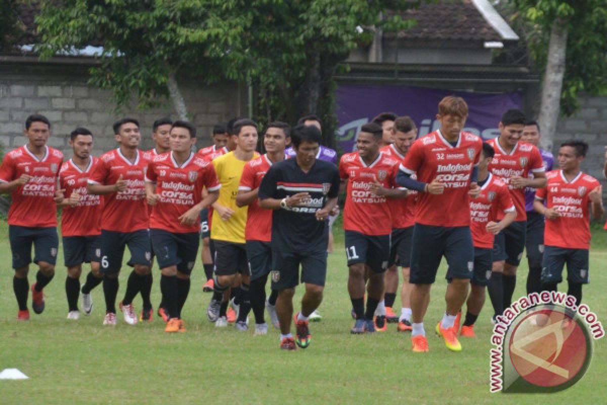 Polisi kawal suporter Bali United Bali-Jakarta