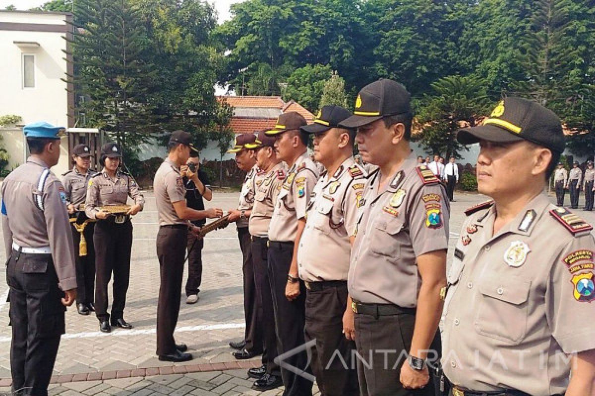 Kapolresta Sidoarjo Berikan Penghargaan Kepada Polsek Berprestasi 