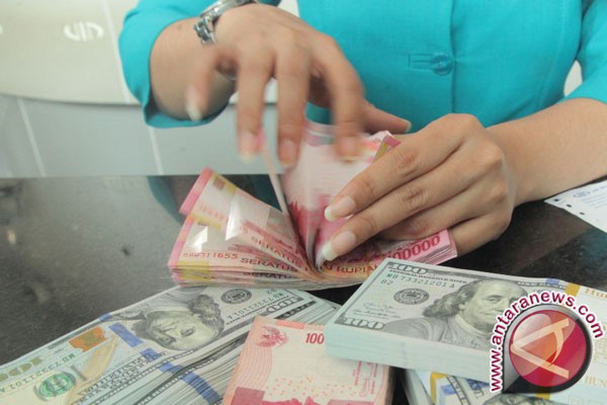 Rupiah melemah seiring potensi kenaikan bunga Fed