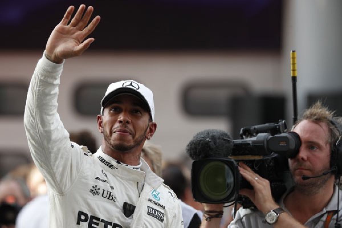 Lewis Hamilton diserahi piala juara dunia Formula 1
