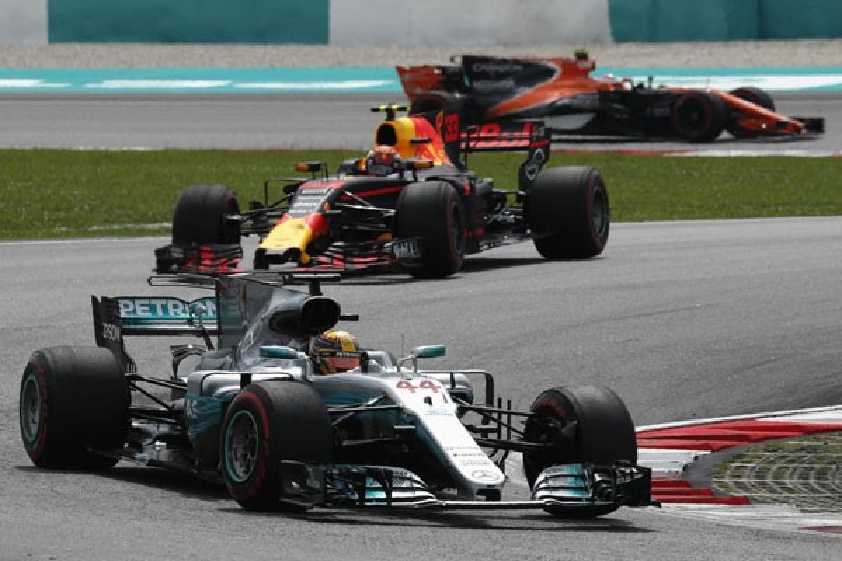 Hamilton tercepat pada kualifikasi GP F1 pembuka di Australia