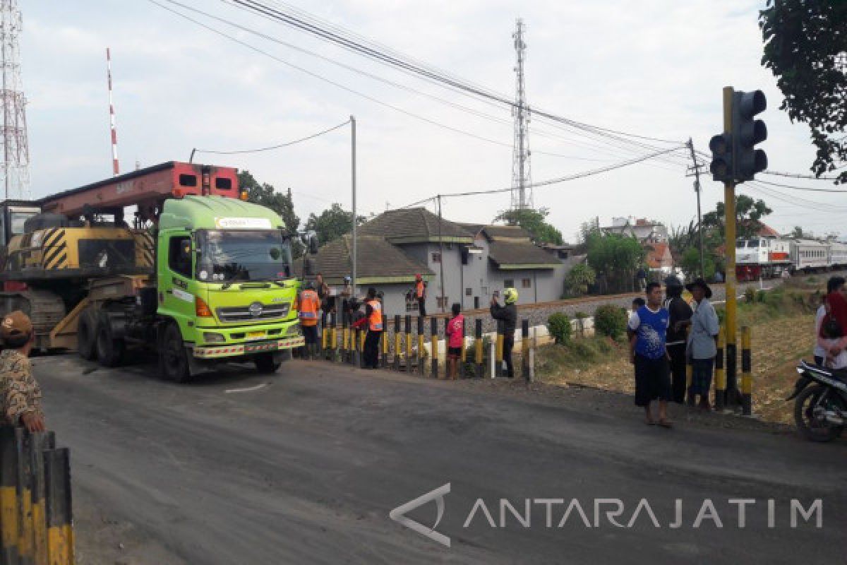 Perjalanan KA Mutiara Timur Terganggu Akibat Truk Mogok di Rel