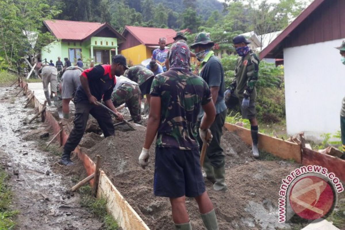 TNI Polri dan warga berjibaku bangun jalan di Wondama