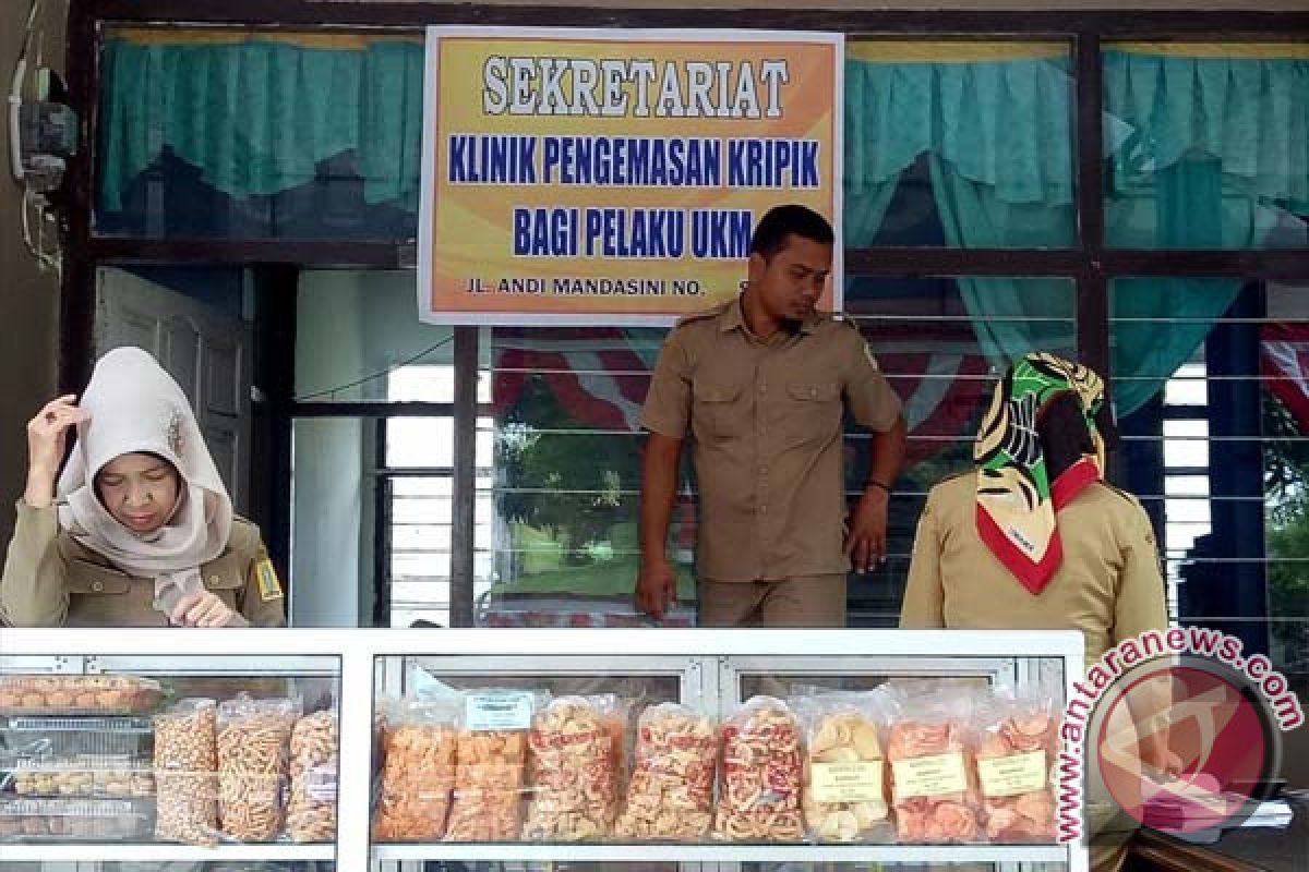 Diskopnaker Sinjai Bentuk Layanan Konsultasi Pengemasan Kripik