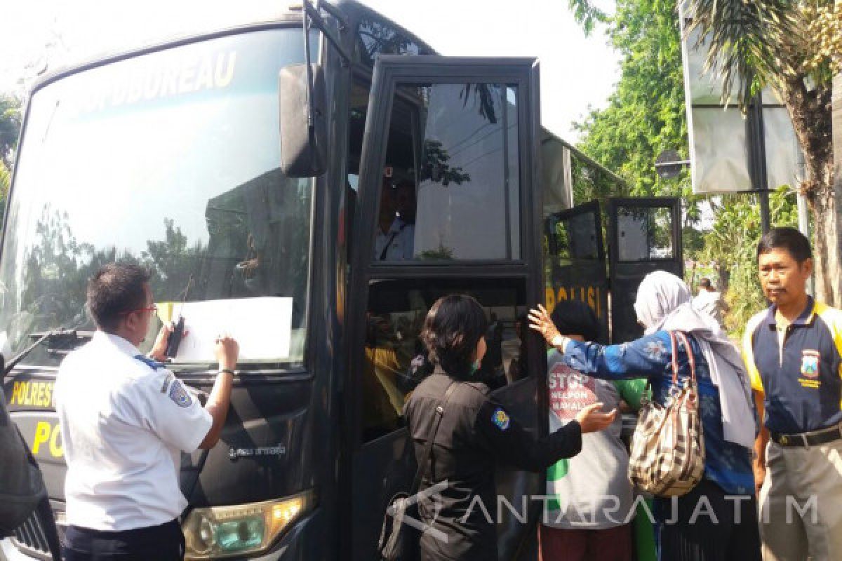 Polrestabes Surabaya Kerahkan Dua Bus Layani Penumpang