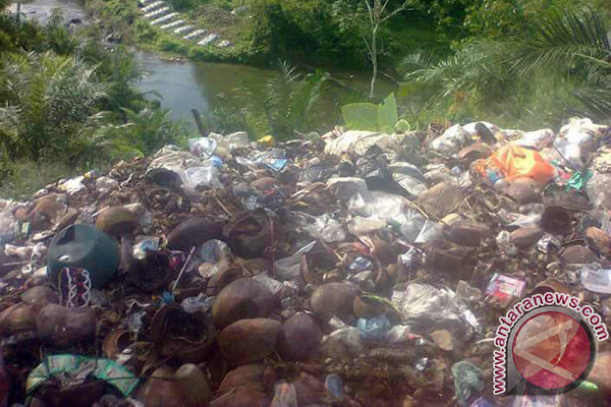 Pemkab Pasaman Tegur Rekanan Membuang Sampah ke Sungai Batang Sibinail