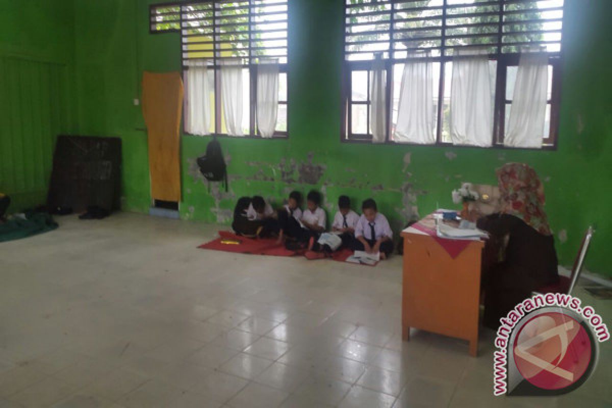 Puluhan Pelajar SMPN 2 Bayang Pesisir Selatan Belajar di Lantai