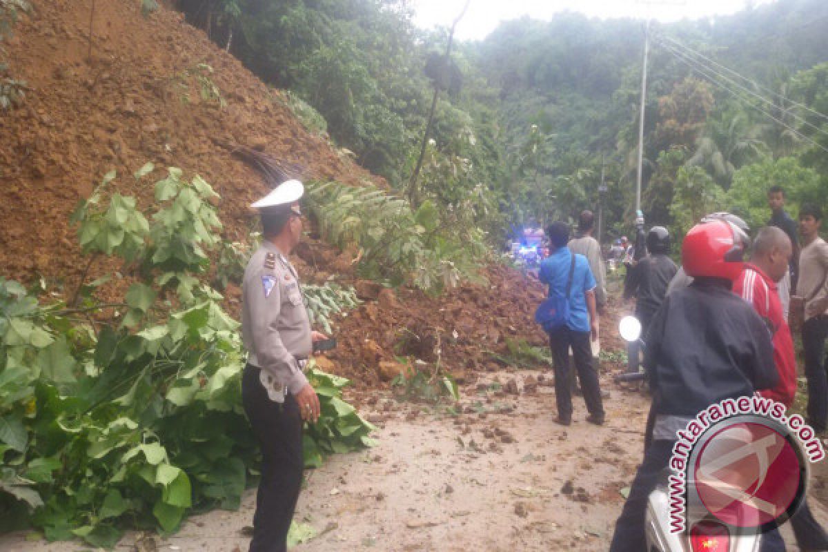 Jalur Padang-Solok Tertimbun Longsor di Lubuak Paraku